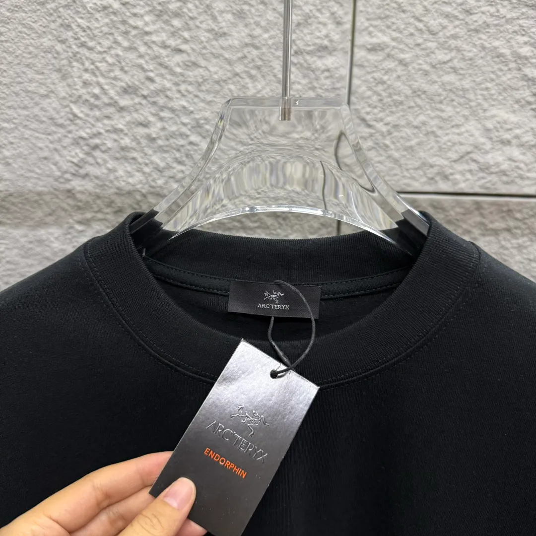ARC'TERYX* *2025 New Arrival Classic logo T Same Style Size： S （90-130 ） M （120-150 ） L （140-165 ） XL （160-180 ） XXL （180 ） ：Black White Gray